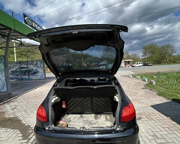 Черный Пежо 206, объемом двигателя 1.36 л и пробегом 355 тыс. км за 2650 $, фото 10 на Automoto.ua