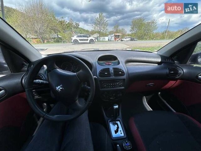 Черный Пежо 206, объемом двигателя 1.36 л и пробегом 355 тыс. км за 2650 $, фото 1 на Automoto.ua