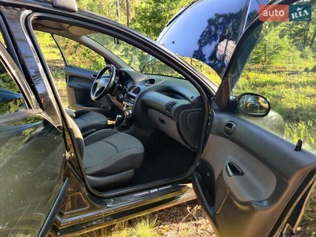 Чорний Пежо 206, об'ємом двигуна 1.36 л та пробігом 170 тис. км за 4000 $, фото 4 на Automoto.ua