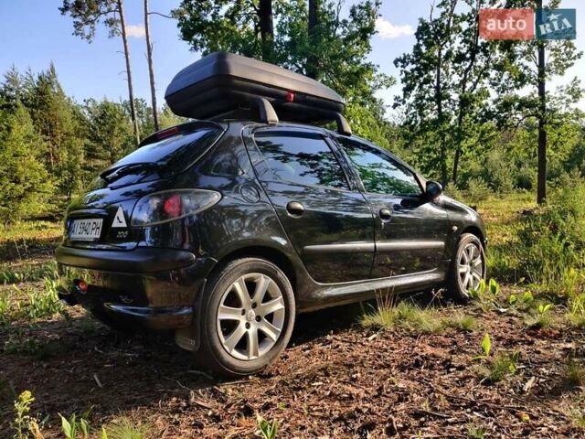 Чорний Пежо 206, об'ємом двигуна 1.36 л та пробігом 170 тис. км за 4000 $, фото 11 на Automoto.ua