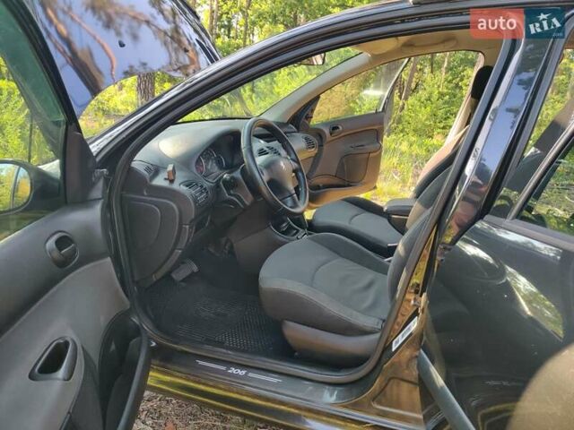 Чорний Пежо 206, об'ємом двигуна 1.36 л та пробігом 170 тис. км за 4000 $, фото 15 на Automoto.ua