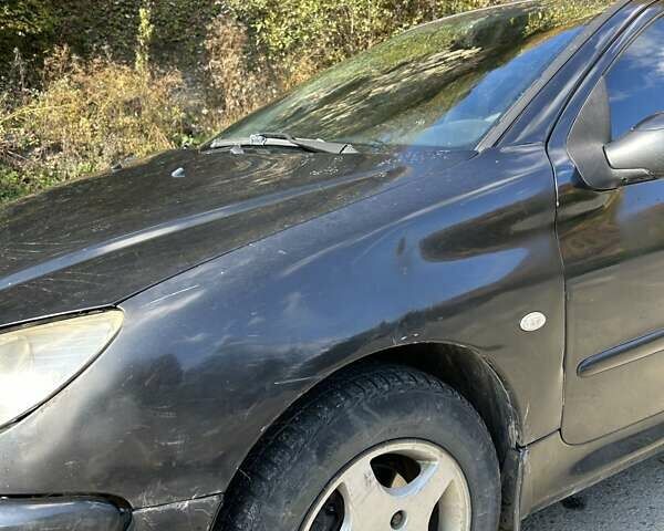 Черный Пежо 206, объемом двигателя 1.36 л и пробегом 355 тыс. км за 2650 $, фото 5 на Automoto.ua