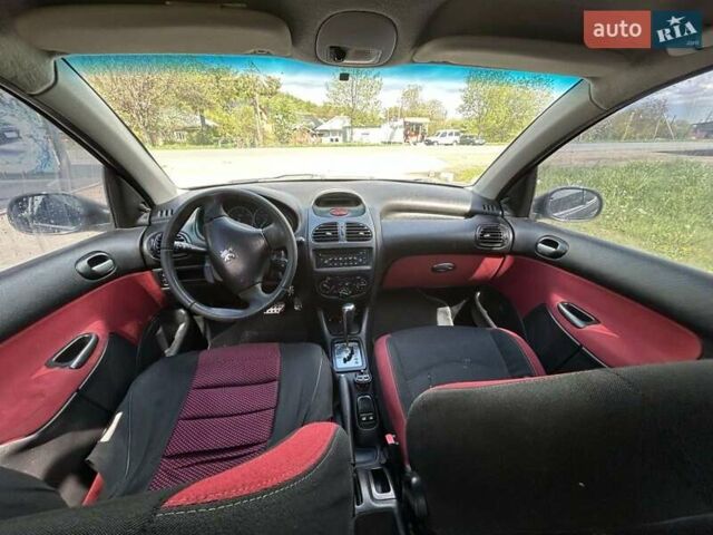 Черный Пежо 206, объемом двигателя 1.36 л и пробегом 355 тыс. км за 2300 $, фото 4 на Automoto.ua