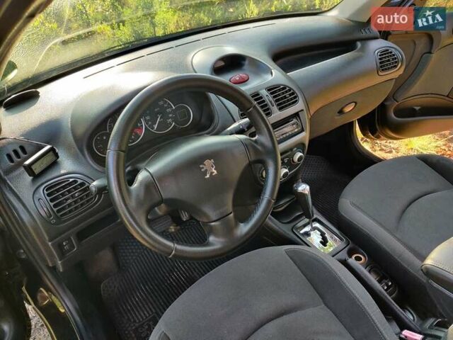 Чорний Пежо 206, об'ємом двигуна 1.36 л та пробігом 170 тис. км за 4000 $, фото 13 на Automoto.ua