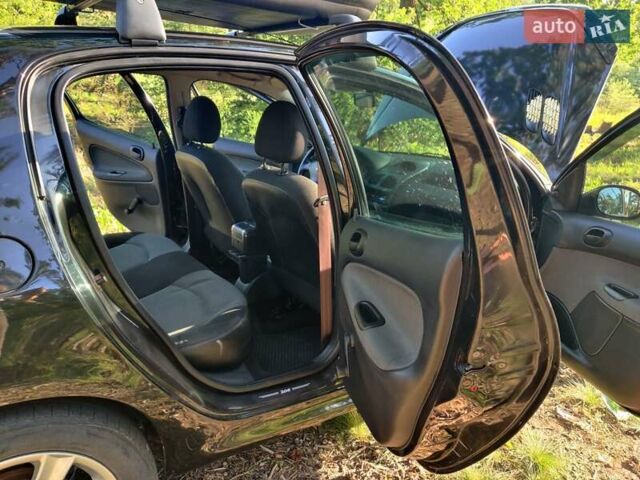 Чорний Пежо 206, об'ємом двигуна 1.36 л та пробігом 170 тис. км за 4000 $, фото 6 на Automoto.ua