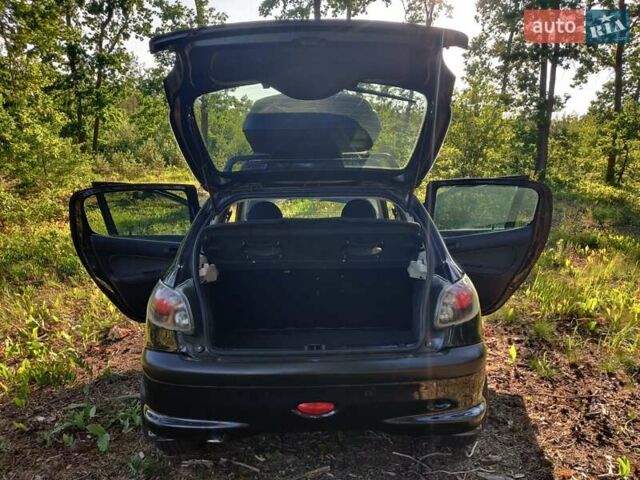 Чорний Пежо 206, об'ємом двигуна 1.36 л та пробігом 170 тис. км за 4000 $, фото 8 на Automoto.ua