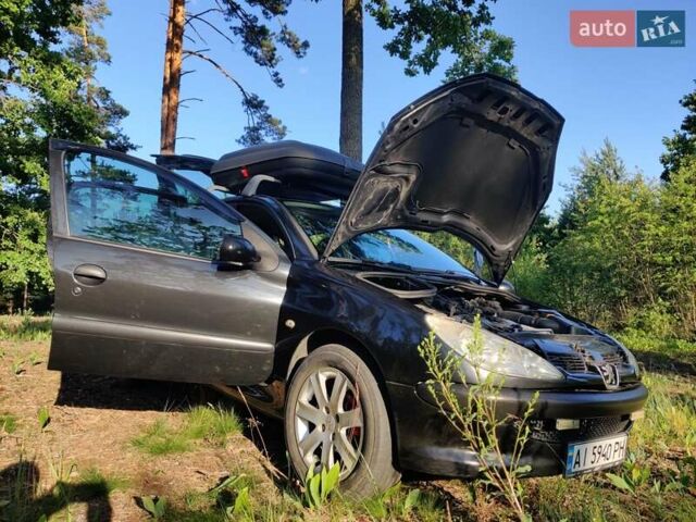 Чорний Пежо 206, об'ємом двигуна 1.36 л та пробігом 170 тис. км за 4000 $, фото 5 на Automoto.ua