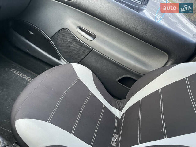 Чорний Пежо 206, об'ємом двигуна 1.36 л та пробігом 225 тис. км за 2600 $, фото 32 на Automoto.ua