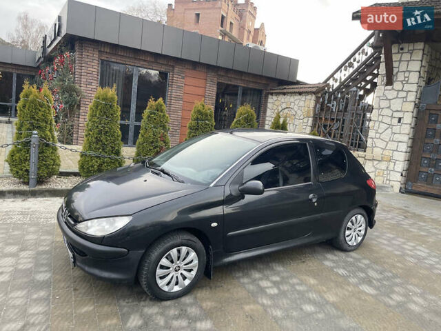 Чорний Пежо 206, об'ємом двигуна 1.36 л та пробігом 225 тис. км за 2600 $, фото 2 на Automoto.ua