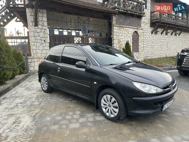 Чорний Пежо 206, об'ємом двигуна 1.36 л та пробігом 225 тис. км за 2600 $, фото 11 на Automoto.ua