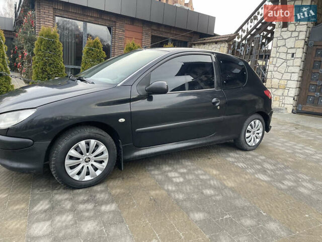 Чорний Пежо 206, об'ємом двигуна 1.36 л та пробігом 225 тис. км за 2600 $, фото 6 на Automoto.ua