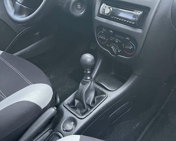 Чорний Пежо 206, об'ємом двигуна 1.36 л та пробігом 225 тис. км за 2600 $, фото 31 на Automoto.ua