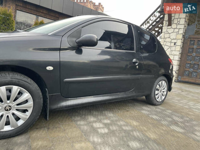 Чорний Пежо 206, об'ємом двигуна 1.36 л та пробігом 225 тис. км за 2600 $, фото 7 на Automoto.ua