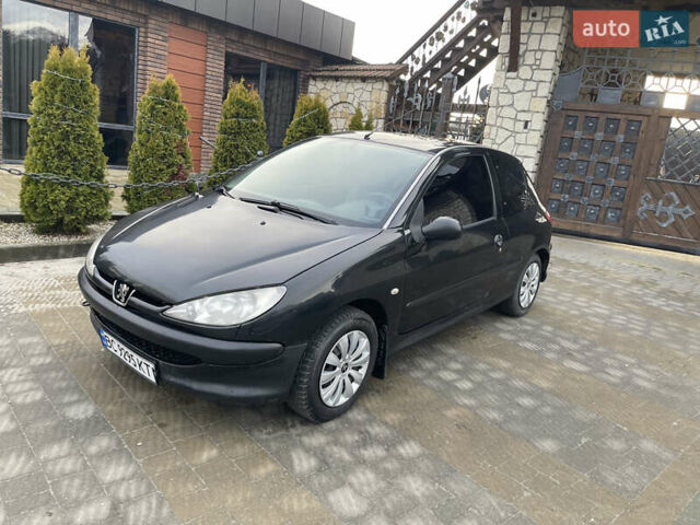 Чорний Пежо 206, об'ємом двигуна 1.36 л та пробігом 225 тис. км за 2600 $, фото 5 на Automoto.ua