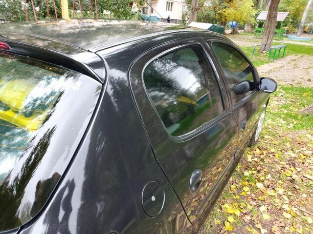 Черный Пежо 206, объемом двигателя 1.6 л и пробегом 136 тыс. км за 4000 $, фото 4 на Automoto.ua