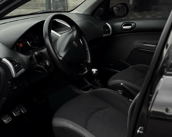 Чорний Пежо 206, об'ємом двигуна 1.4 л та пробігом 207 тис. км за 5900 $, фото 10 на Automoto.ua