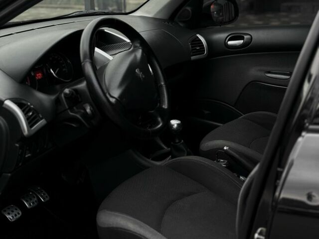 Черный Пежо 206, объемом двигателя 1.4 л и пробегом 207 тыс. км за 5900 $, фото 6 на Automoto.ua