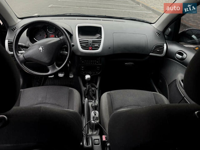 Чорний Пежо 206, об'ємом двигуна 1.4 л та пробігом 207 тис. км за 5900 $, фото 11 на Automoto.ua