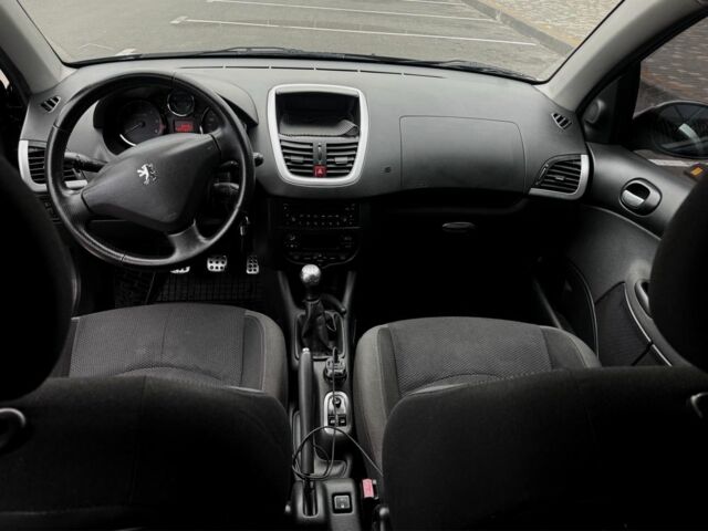 Черный Пежо 206, объемом двигателя 1.4 л и пробегом 207 тыс. км за 5900 $, фото 7 на Automoto.ua