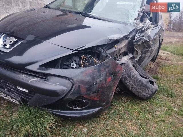 Черный Пежо 206, объемом двигателя 1.4 л и пробегом 250 тыс. км за 2000 $, фото 2 на Automoto.ua