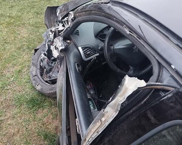 Черный Пежо 206, объемом двигателя 1.4 л и пробегом 250 тыс. км за 2000 $, фото 3 на Automoto.ua