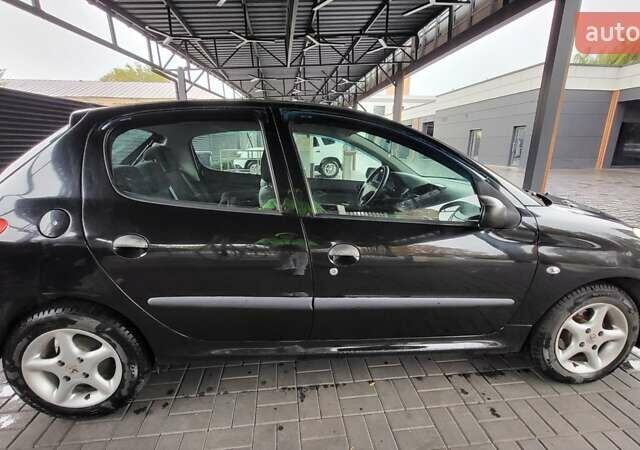 Черный Пежо 206, объемом двигателя 1.1 л и пробегом 130 тыс. км за 4250 $, фото 4 на Automoto.ua