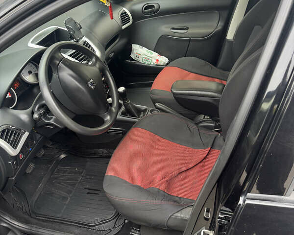Чорний Пежо 206, об'ємом двигуна 1.4 л та пробігом 127 тис. км за 4000 $, фото 5 на Automoto.ua