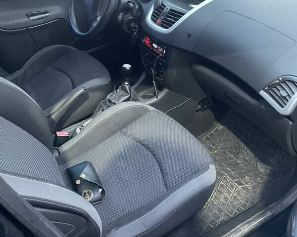 Черный Пежо 206, объемом двигателя 1.1 л и пробегом 335 тыс. км за 3200 $, фото 6 на Automoto.ua