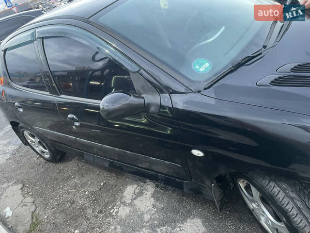 Черный Пежо 206, объемом двигателя 1.1 л и пробегом 335 тыс. км за 3200 $, фото 4 на Automoto.ua