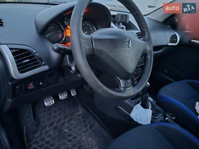 Черный Пежо 206, объемом двигателя 1.36 л и пробегом 150 тыс. км за 4600 $, фото 7 на Automoto.ua