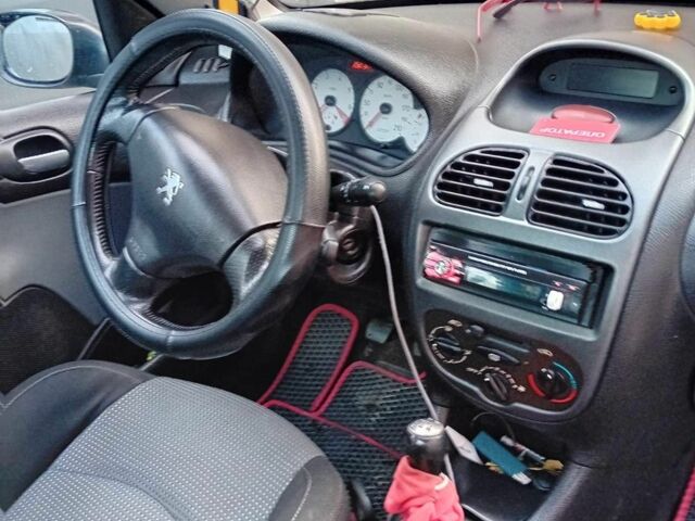 Чорний Пежо 206, об'ємом двигуна 1.6 л та пробігом 250 тис. км за 2700 $, фото 5 на Automoto.ua