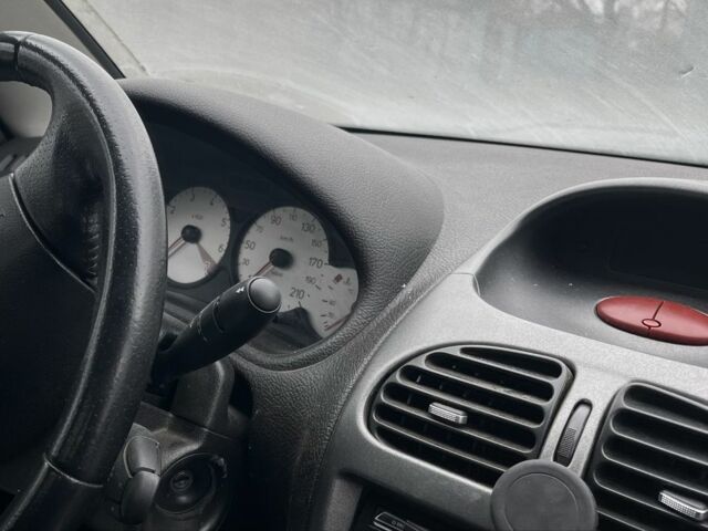 Черный Пежо 206, объемом двигателя 1.6 л и пробегом 226 тыс. км за 1200 $, фото 6 на Automoto.ua