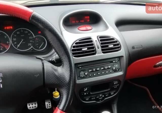 Черный Пежо 206, объемом двигателя 1.59 л и пробегом 216 тыс. км за 3800 $, фото 8 на Automoto.ua