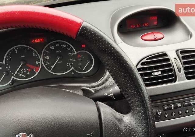 Черный Пежо 206, объемом двигателя 1.59 л и пробегом 216 тыс. км за 3800 $, фото 7 на Automoto.ua