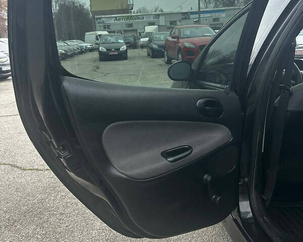 Чорний Пежо 206, об'ємом двигуна 1.36 л та пробігом 237 тис. км за 3000 $, фото 13 на Automoto.ua
