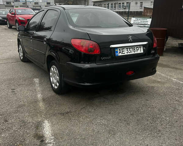 Чорний Пежо 206, об'ємом двигуна 1.36 л та пробігом 237 тис. км за 3000 $, фото 5 на Automoto.ua