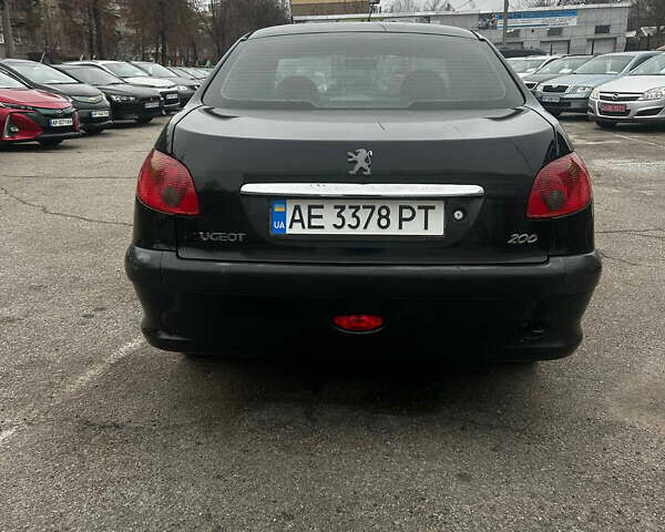 Чорний Пежо 206, об'ємом двигуна 1.36 л та пробігом 237 тис. км за 3000 $, фото 4 на Automoto.ua