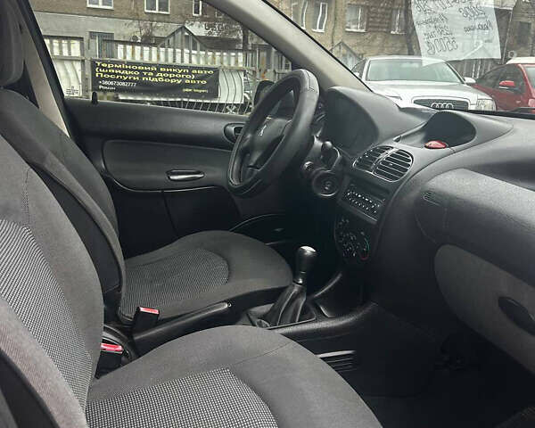 Чорний Пежо 206, об'ємом двигуна 1.36 л та пробігом 237 тис. км за 3000 $, фото 10 на Automoto.ua