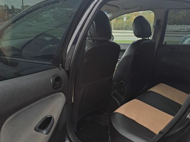 Черный Пежо 206, объемом двигателя 1.4 л и пробегом 406 тыс. км за 2000 $, фото 3 на Automoto.ua