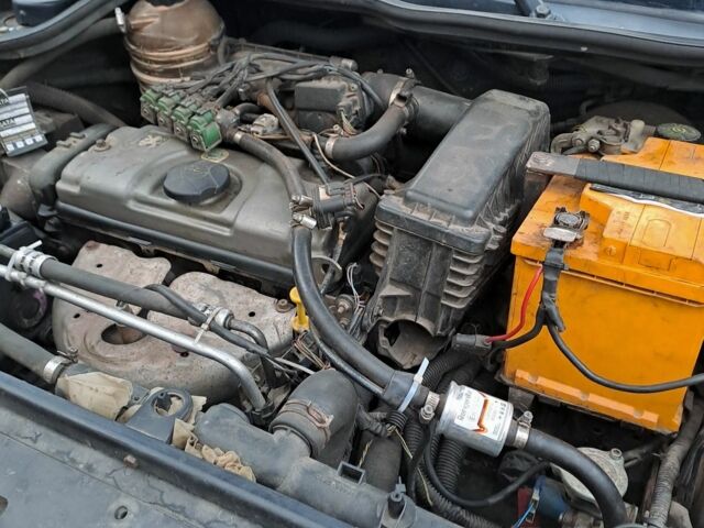 Черный Пежо 206, объемом двигателя 1.4 л и пробегом 406 тыс. км за 2000 $, фото 7 на Automoto.ua