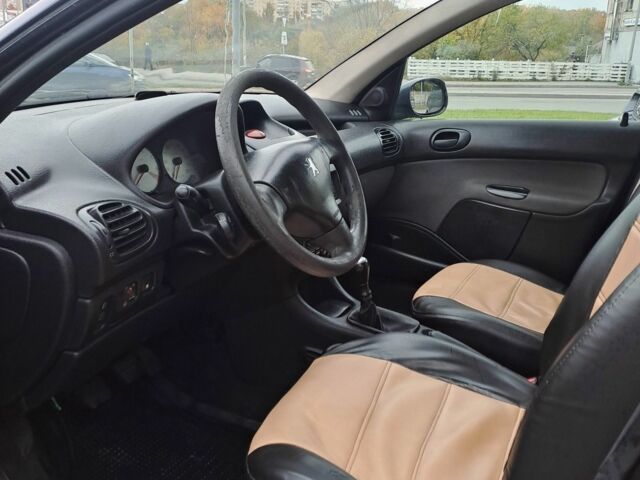 Черный Пежо 206, объемом двигателя 1.4 л и пробегом 406 тыс. км за 2000 $, фото 5 на Automoto.ua