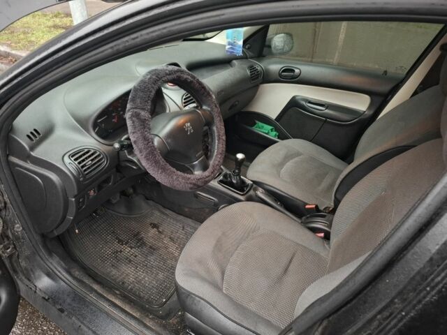 Черный Пежо 206, объемом двигателя 1.4 л и пробегом 151 тыс. км за 3900 $, фото 5 на Automoto.ua