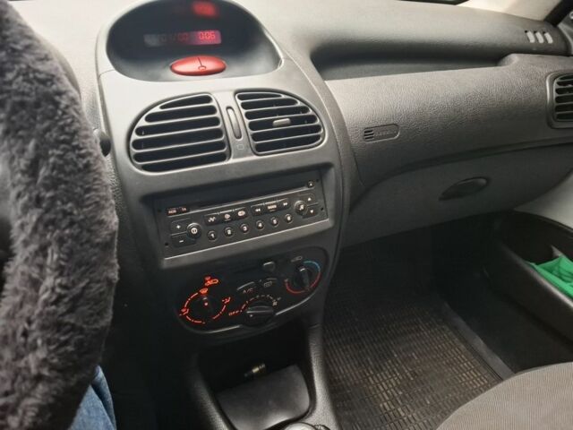 Черный Пежо 206, объемом двигателя 1.4 л и пробегом 151 тыс. км за 3900 $, фото 8 на Automoto.ua