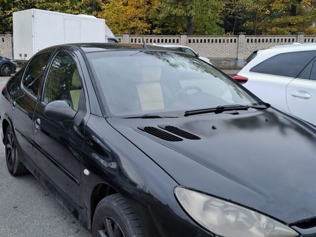 Черный Пежо 206, объемом двигателя 1.4 л и пробегом 406 тыс. км за 2000 $, фото 1 на Automoto.ua