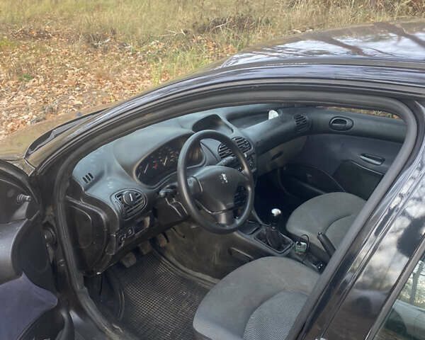 Черный Пежо 206, объемом двигателя 1.4 л и пробегом 148 тыс. км за 2100 $, фото 2 на Automoto.ua