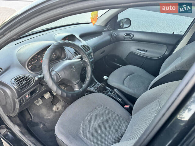 Черный Пежо 206, объемом двигателя 1.4 л и пробегом 171 тыс. км за 2700 $, фото 6 на Automoto.ua