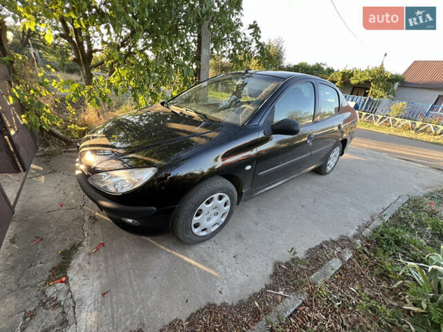 Черный Пежо 206, объемом двигателя 1.36 л и пробегом 161 тыс. км за 2500 $, фото 1 на Automoto.ua