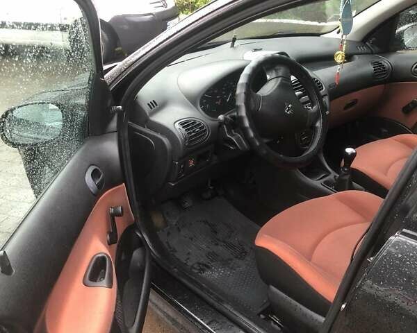 Чорний Пежо 206, об'ємом двигуна 1.12 л та пробігом 147 тис. км за 2700 $, фото 7 на Automoto.ua
