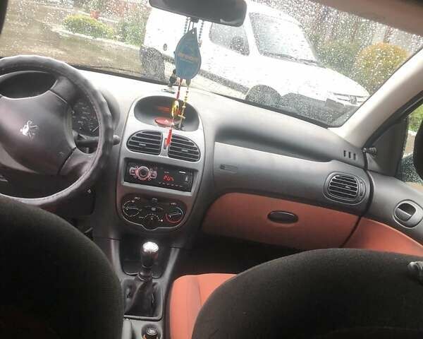 Чорний Пежо 206, об'ємом двигуна 1.12 л та пробігом 147 тис. км за 2700 $, фото 9 на Automoto.ua