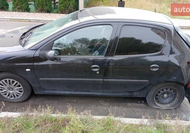 Чорний Пежо 206, об'ємом двигуна 1.36 л та пробігом 153 тис. км за 2500 $, фото 2 на Automoto.ua